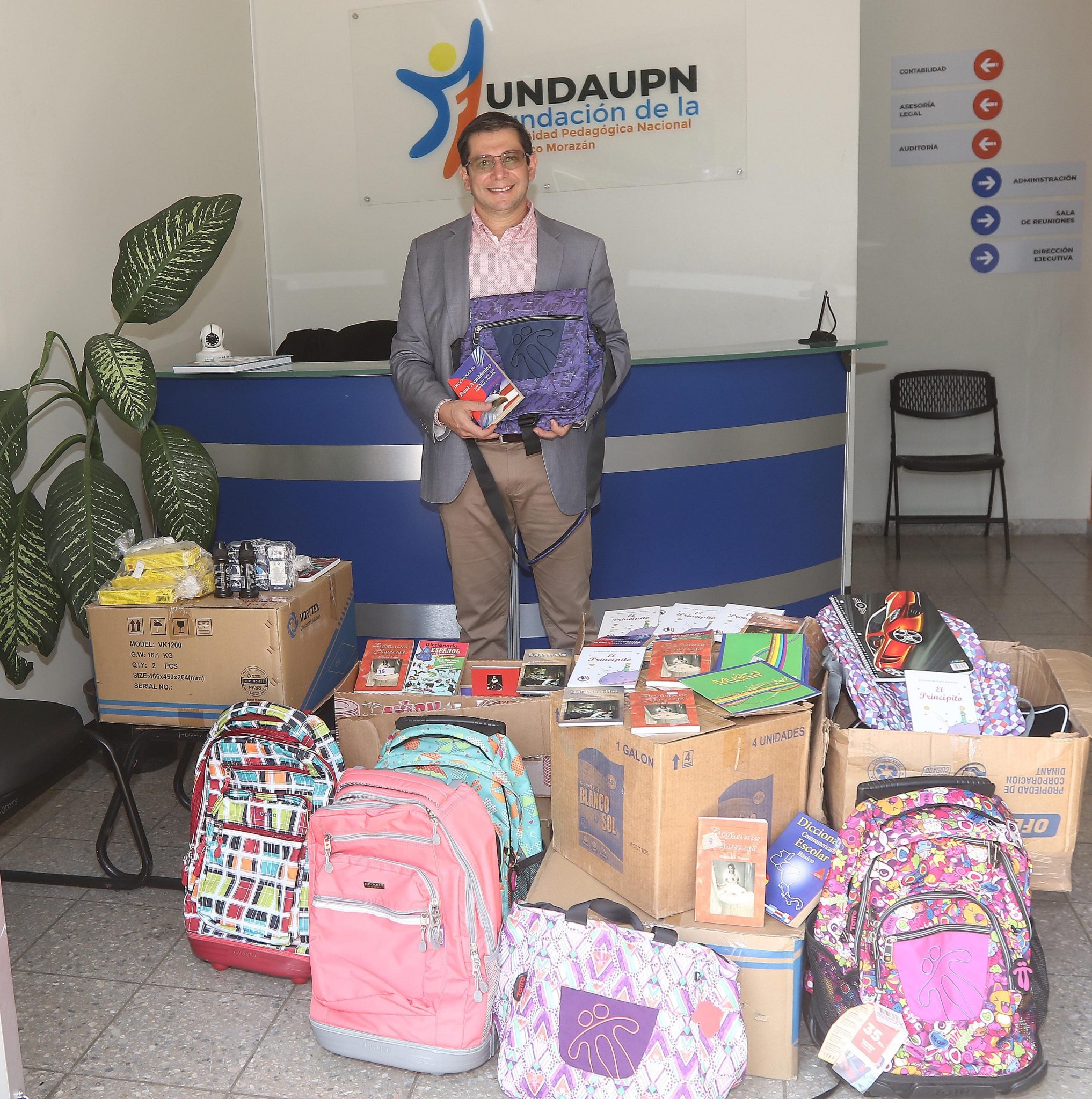 FUNDAUPN FUNDAUPN entrega donación de cuadernos y libros escolares ...