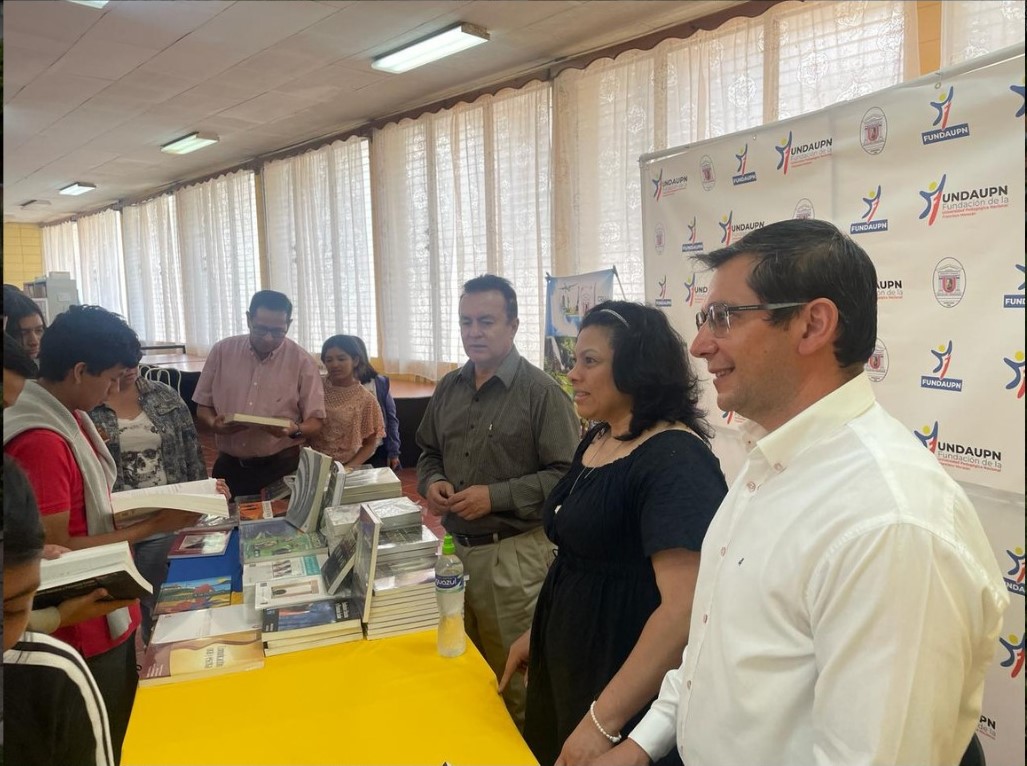 FUNDAUPN FUNDAUPN equipa biblioteca del Centro Regional de La Esperanza ...